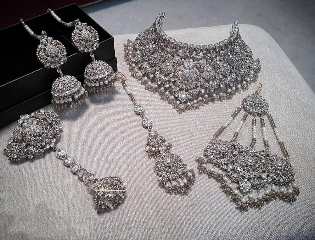 Silver Custom Jewelry: Stunning Rings and Bracelets for Women