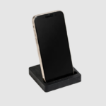 حامل هاتف خشبي أنيق لتنظيم المكتب بلمسة طبيعية راقية