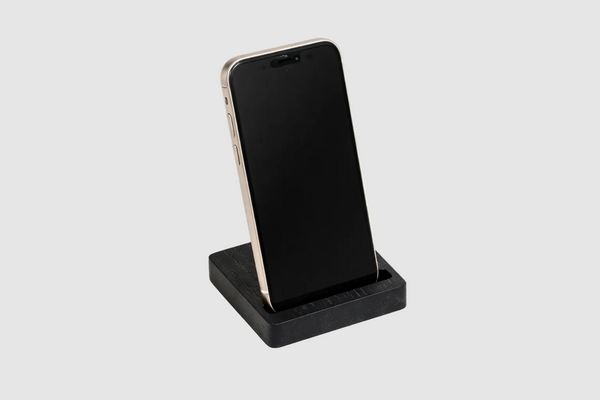 حامل هاتف خشبي أنيق لتنظيم المكتب بلمسة طبيعية راقية