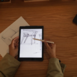 حامل هاتف خشبي أنيق لتنظيم المكتب بلمسة طبيعية راقية