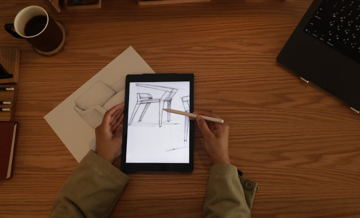 حامل هاتف خشبي أنيق لتنظيم المكتب بلمسة طبيعية راقية